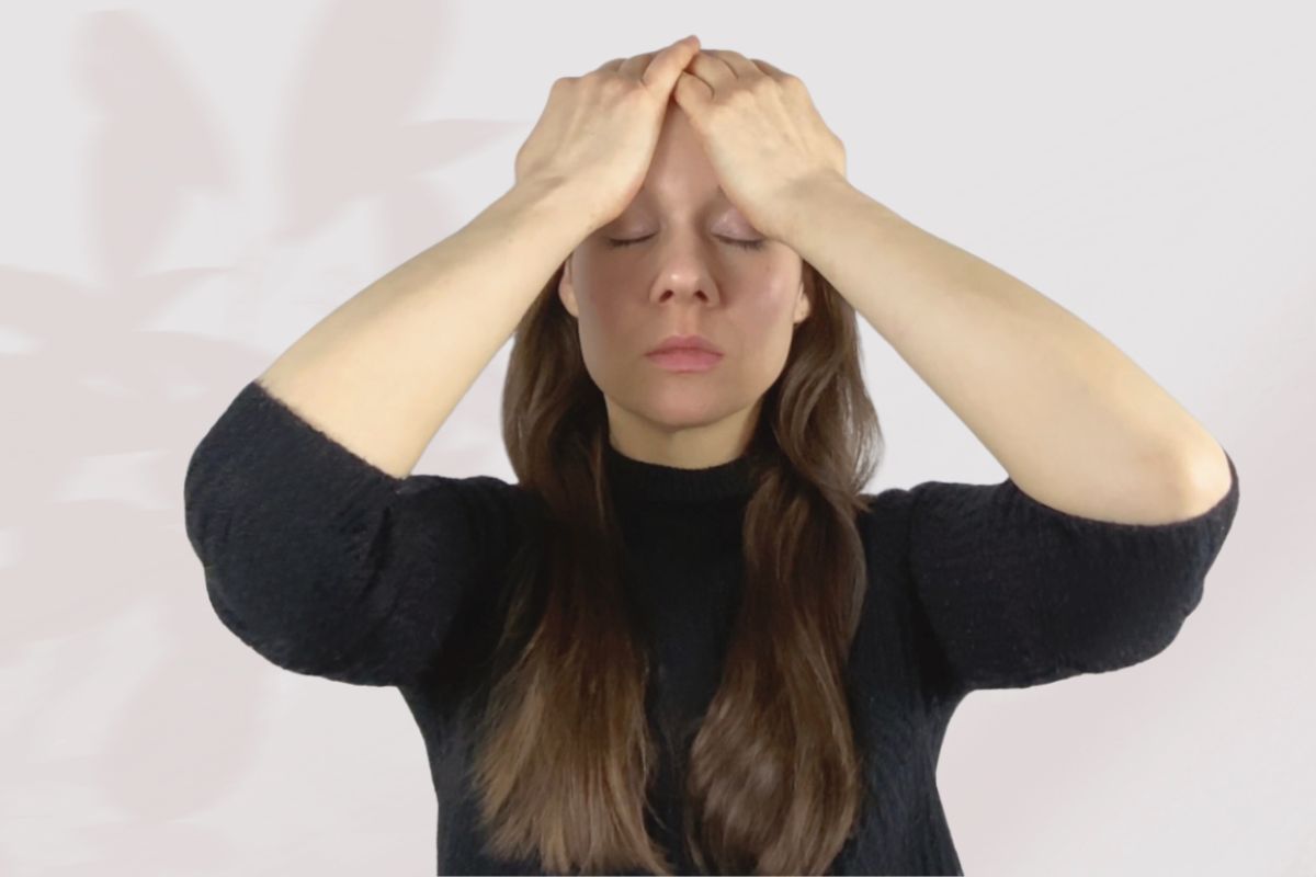 Stirnfalten-gesichtsyoga Übung Stirnfalten glätten