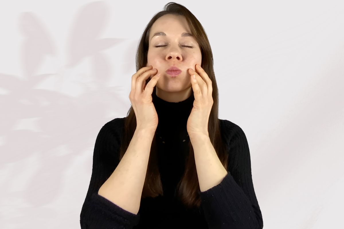 Untere Gesichtshälfte aktivieren gegen Naslabialfalten