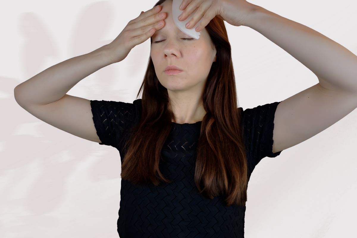 Gua-Sha-Massage-Stirn Zornesfalte ausmassieren