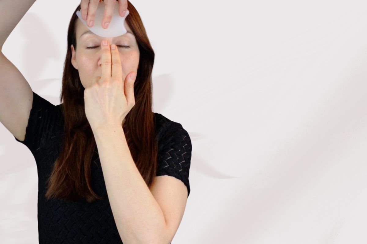 Lerne-Gua-Sha-online Gua Sha Massage gegen die Zornesfalte
