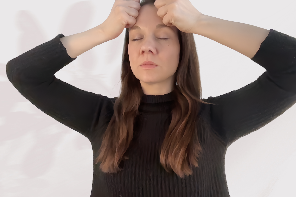 gesichtsyoga-Übung-Stirnmassage Stirnmassage