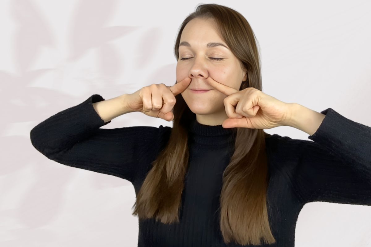 Gesichtsyoga Übung gegen Nasolabialfalten